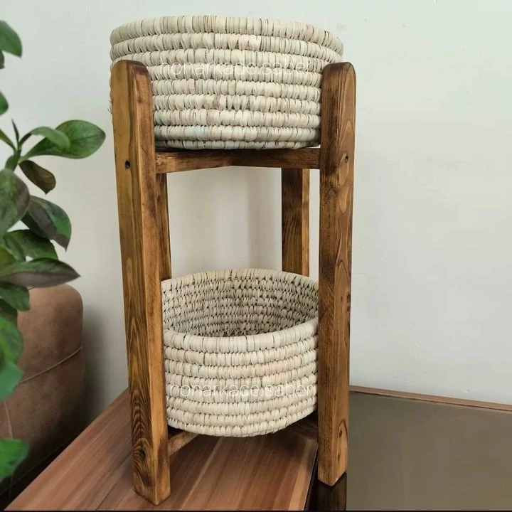 سبد حصیری دوطبقه با استندچوبی (پس کرایه)